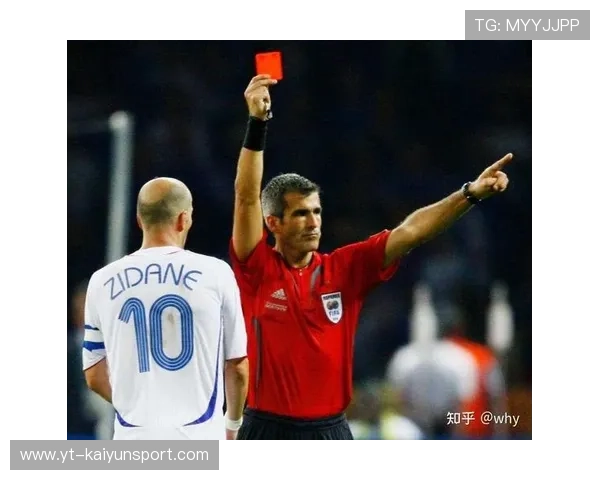 罗马遭红牌坑惨，全队怒围裁判：一场足球风暴的背后